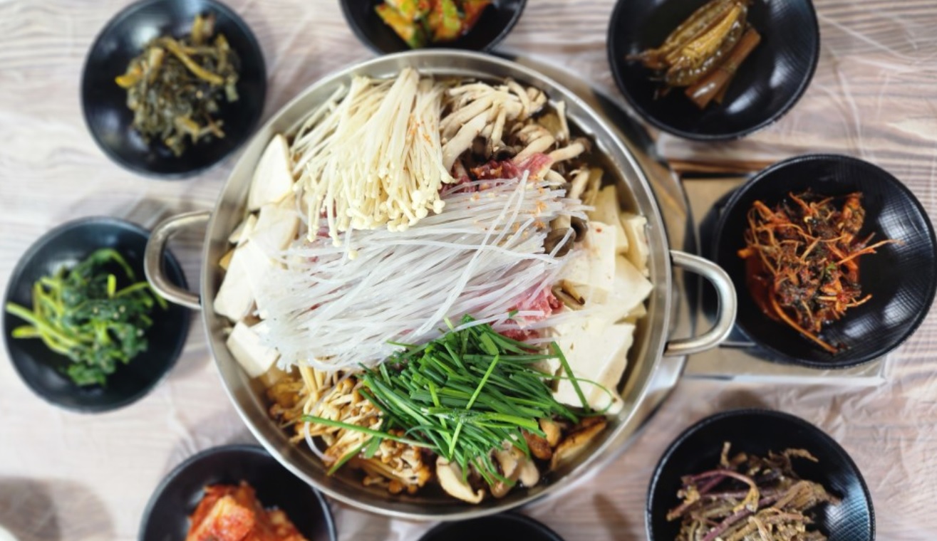 yeongwol-neungi-mushroom-beef-hotpot.jpg